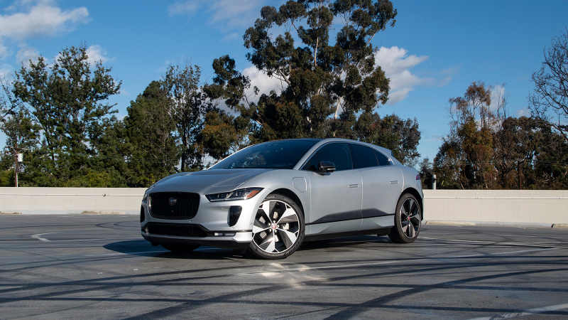 Illustration for article titled The Electric 2019 Jaguar I-Pace Feels Just the Right Amount of Futuristic